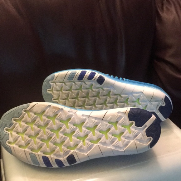 Nike shoes lightly used - Picture 3 of 3